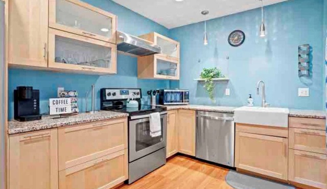 Charming 2bd row home in Lambertville, a quick walk from city center