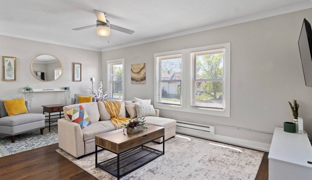 Charming 2BD W/Parking 15 Mins from Downtown