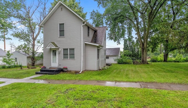 Charming 2bed, 1.5bath home with fire pit, near trails, dining, and key landmark