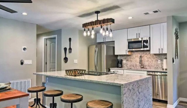 *Charming 2bed 2 bath 6 mins from IMG*