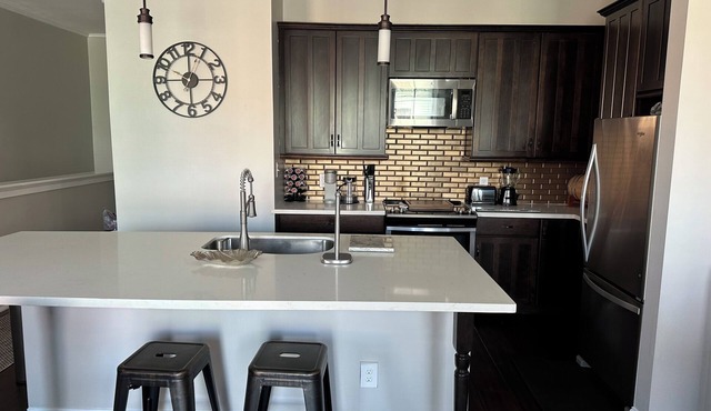 Charming 2bed, 2bath condo on The Strand, Galveston with WiFi, AC, garage