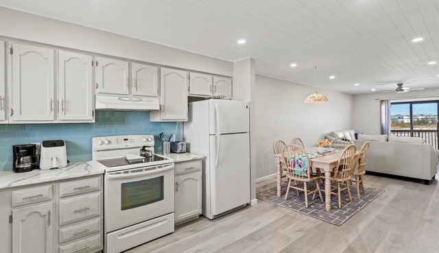 Charming 2bedroom ocean view beach front condo in Seaside Hts w pool, AC, WiFi