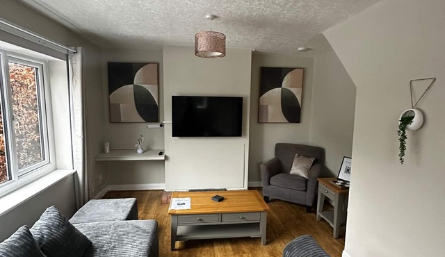 Charming 2Bedroom/1Bathroom Getaway- Ideal for Families & Travellers for work