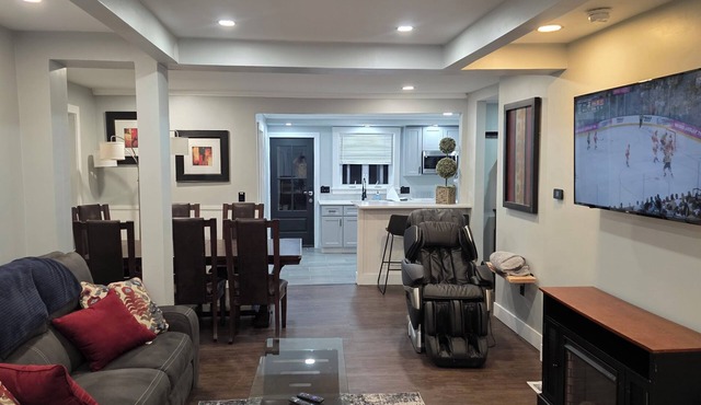Charming 2bedroom house in adorable Tonawanda with balcony overlooking the river