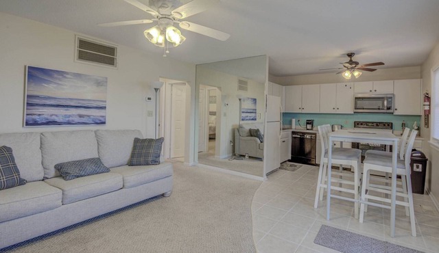 Charming 2BR 1.5BA getaway in North OC. Sleeps 8, steps to Harpoon Hannah's and Tax-Free Delaware