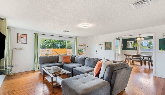 Charming 2BR/1BA Retreat Near Astoria & Beach