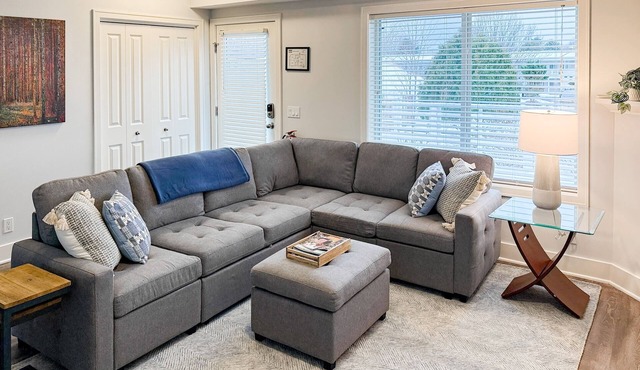 Charming 2BR/2BA Condo 1 Mile from Lake Michigan, with shared pool