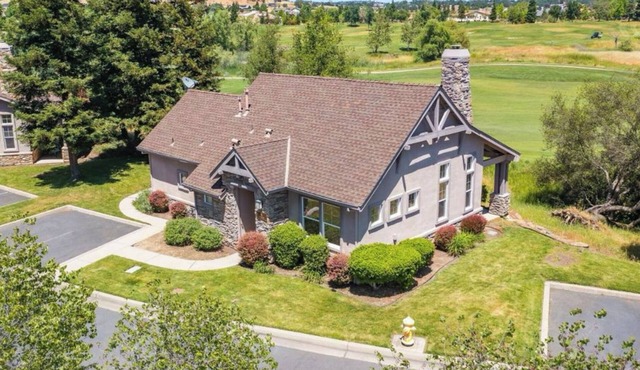 Charming 2BR/2BA Golf Bungalow with AC, WiFi, Restaurant, Community Pool/Gym