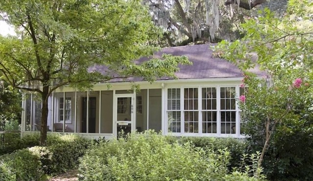 Charming 2BR/2BA Guest House on Historic 2 acres in downtown Summerville!