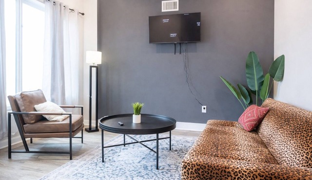Charming 2BR/2BA in lively Kensington! Enjoy a comfy stay with a full kitchen Smart TV and easy transit access. Perfect for exploring Philly’s rich history and culture!