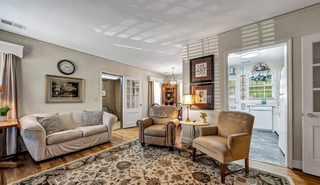Charming 2BR - Antique Cottage