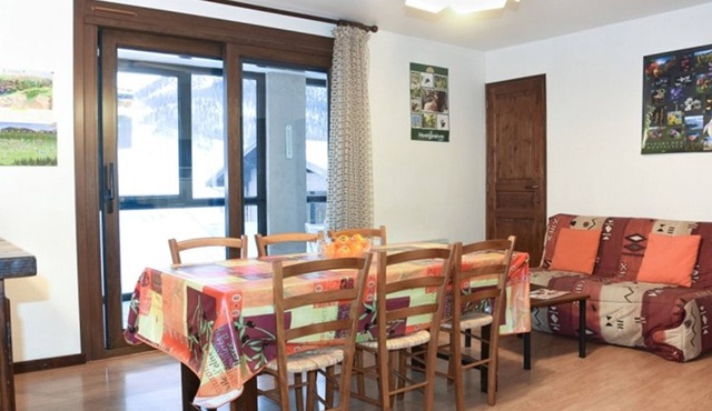 Charming 2BR Apartment for 7, Central Montgenèvre, South-Facing Balcony