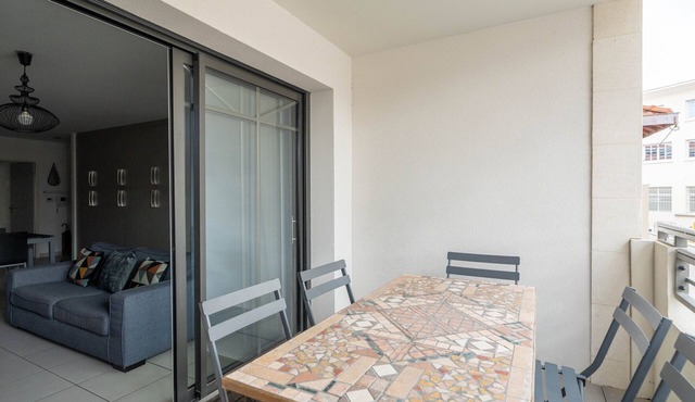 "Charming 2BR Apartment in Arcachon Centre with Parking, Balcony & Modern Amenities"