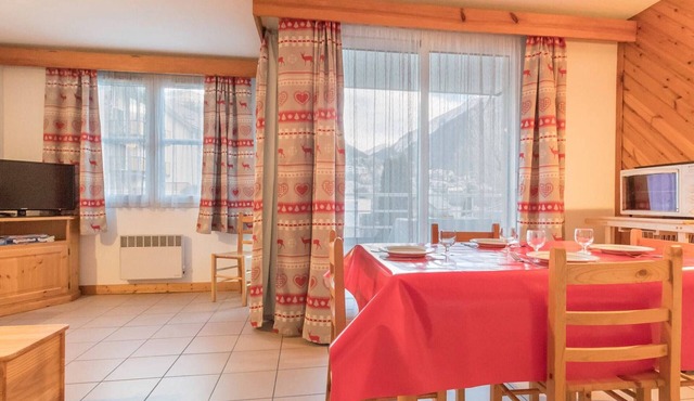 Charming 2BR Apartment with Balcony, Ski Locker & Garage in Briançon, Close to Shops & Cable Car