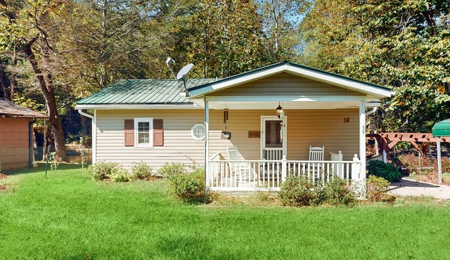 Charming 2BR Bungalow with stunning views and gas grill
