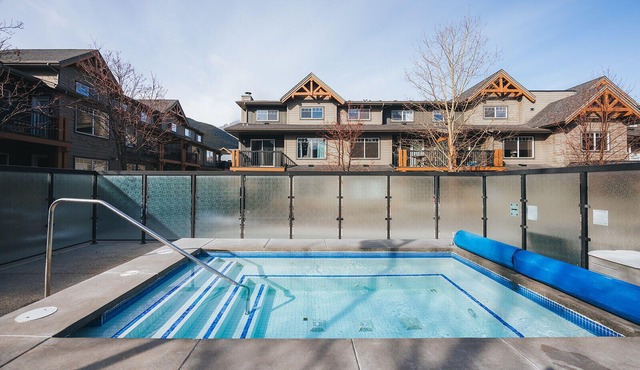 Charming 2BR condo near Canmore and Banff - Hot tub, gym, pet friendly