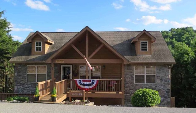 CHARMING 2BR. CABIN, NEAR SILVER DOLLAR CITY, BOOK NOW FOR SPRING 26