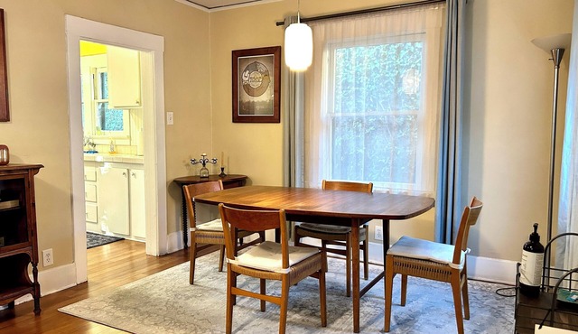 Charming 2BR Cape in Silver Lake @ Sunset Junction- Sun Porch- 30 Night Minimum