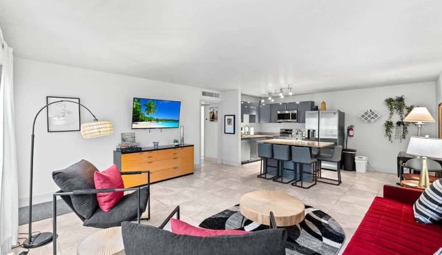 Charming 2BR Cottage Near Downtown & Beach