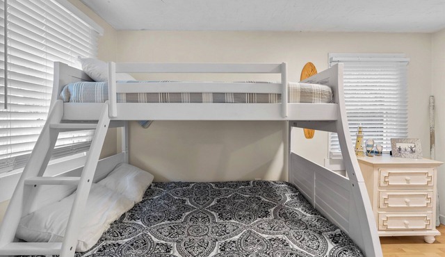 Charming 2BR Coastal Cottage – Walk to Surf Drive Beach & Downtown!