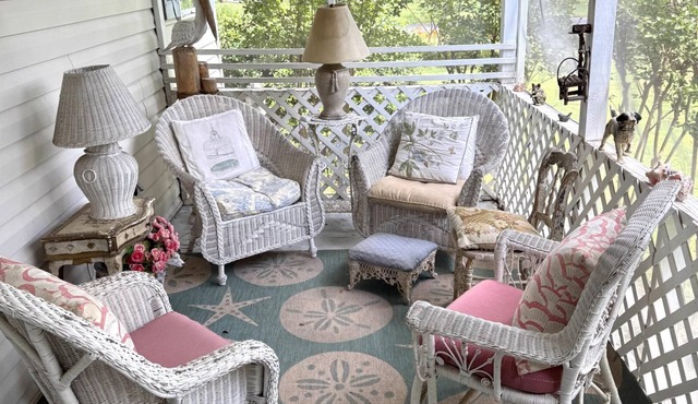 Charming 2BR Cottage on The Point