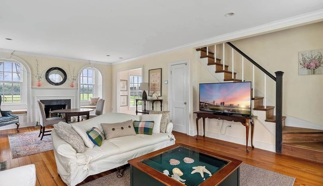 Charming 2BR Cottage w/Trail Access & Views