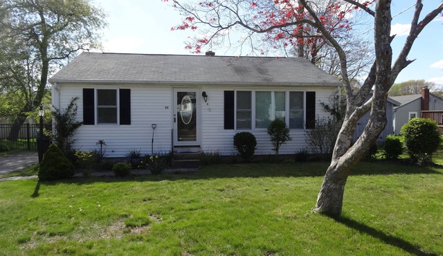 Charming 2BR cottage, new deck, grill, AC, open floor plan, Washer/Dryer & MORE!