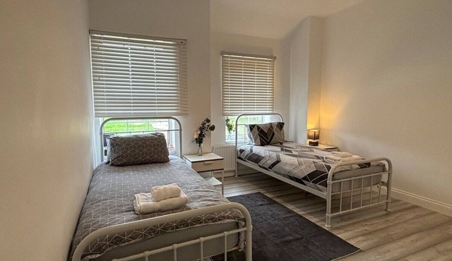 Charming 2BR Cottage - Fully Furnished - 10min LGW