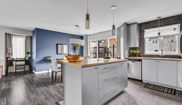 Charming 2BR Home | Free Parking | Near Ottawa