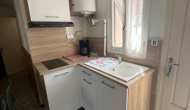 Charming 2BR House in Saint-André, 10 Min to Beach, Terrace & Free Parking