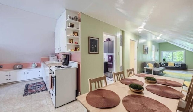 Charming 2BR in Historic Old Town Grocery