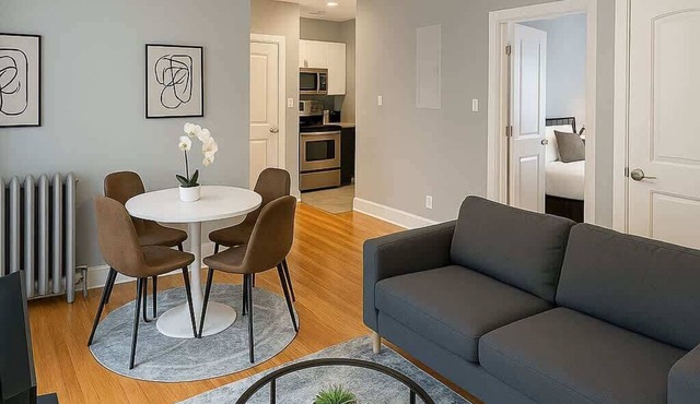 Charming 2BR in Vibrant Lakeview