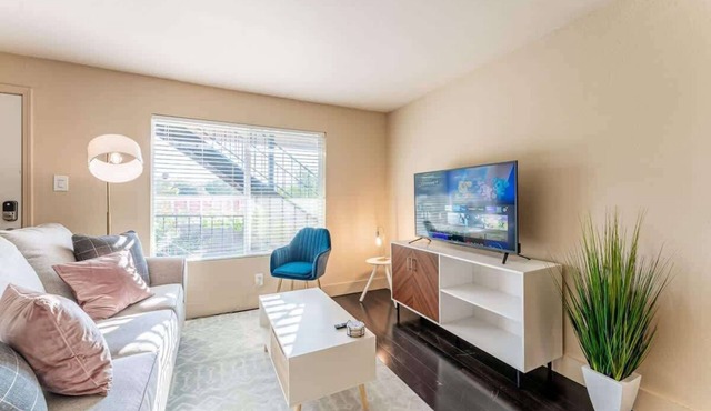 Charming 2BR king beds suite next to DT w/pool