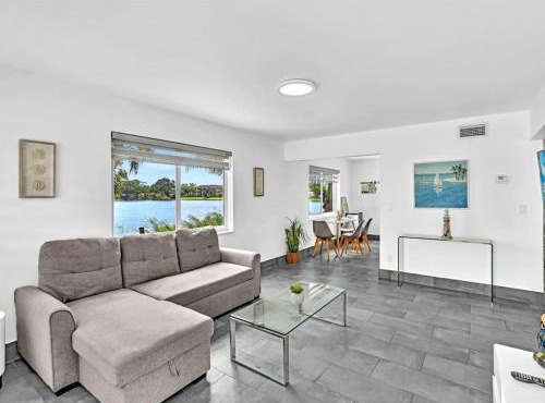 Charming 2BR Lakefront Cottage in Davie near Beach