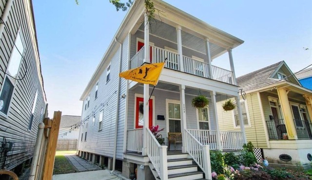 Charming 2BR Mid-City bungalow, pet-friendly, balcony & fenced yard. Walk to streetcar, near FQ