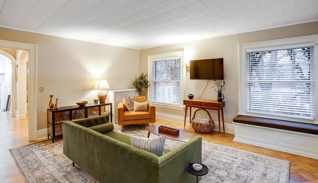 Charming 2BR, near Park Ave with private balcony!