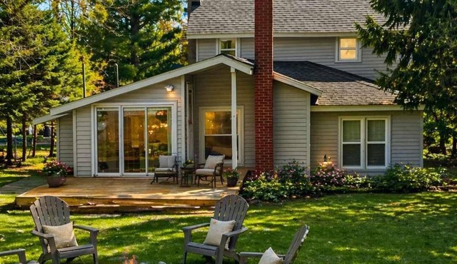 Charming 2BR Pet-Friendly + Walk to Downtown