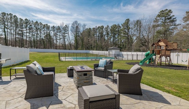 Charming 2BR, Pool, Pickleball/Basketball Court, Large Backyard