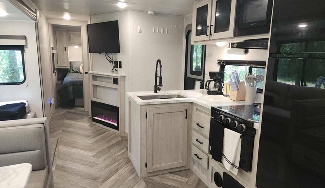 Charming 2BR RV w/ AC, Near Lakes & Parks — Perfect for Families