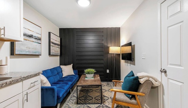 Charming 2BR Retreat-Free Parking