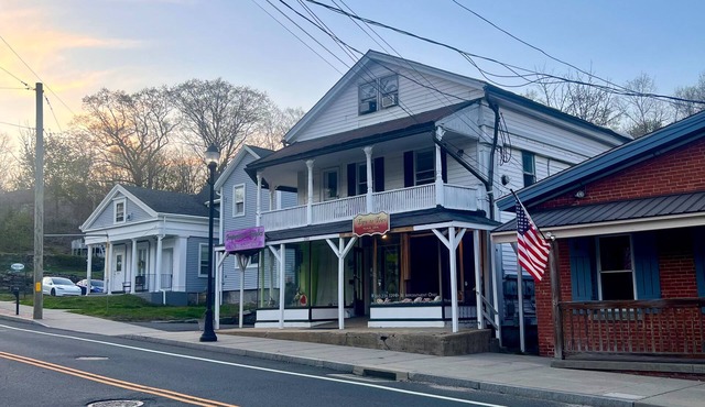 Charming 2BR Retreat Near UConn Walk to Coventry Lake + Bidwell Tavern