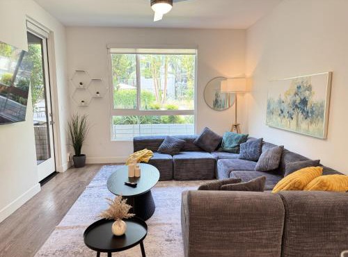 Charming 2BR Retreat Pool Gym 10min to Disneyland