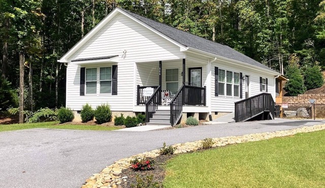 Charming 2BR Retreat with Full Kitchen, Wifi and Gas Grill for Outdoor Dinning