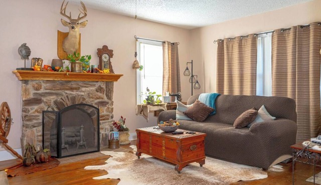 Charming 2BR Saint Jo retreat, just minutes from top Texas wineries. Perfect for wine lovers, nature enthusiasts, or a peaceful escape. Explore WinStar Casino, Lake Murray, or nearby wineries, then unwind on the relaxing patio.