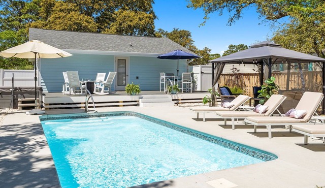 Charming 2BR Sea Glee Cottage in Oak Island, perfect for families and pets!