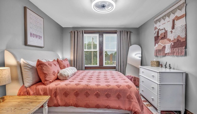 Charming 2BR Top Floor Retreat Near Cleveland Clinic & Downtown