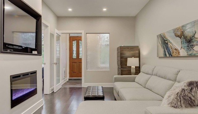 Charming 2BR townhouse w. Parking in Quiet Neighbourhood