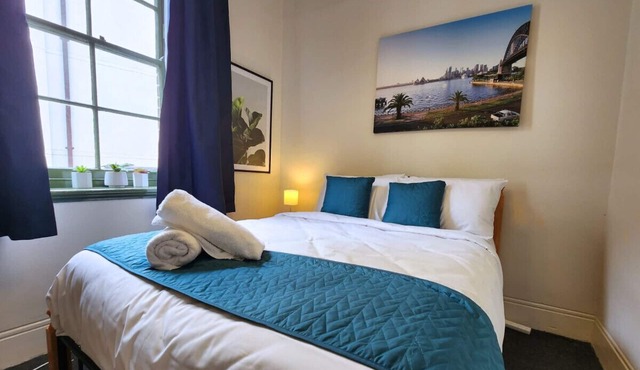 Charming 2BR Unit | The Rocks | Free Wifi &Linens