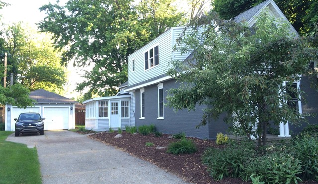 Charming 2BR upper unit on a quiet street 1.2 miles from downtown Holland!