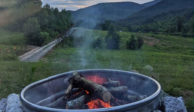 Charming 2BR w/Fire Pit + Mountain Views + Free Tickets